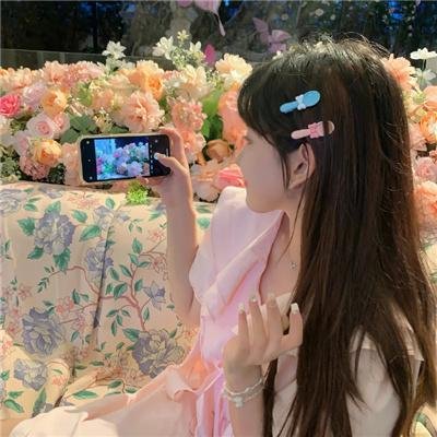 当她换上泳衣